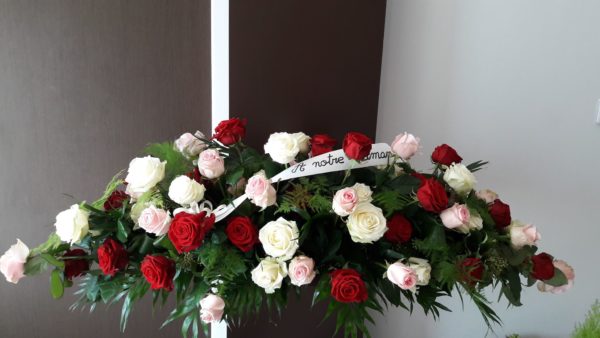 Dessus de cercueil de roses