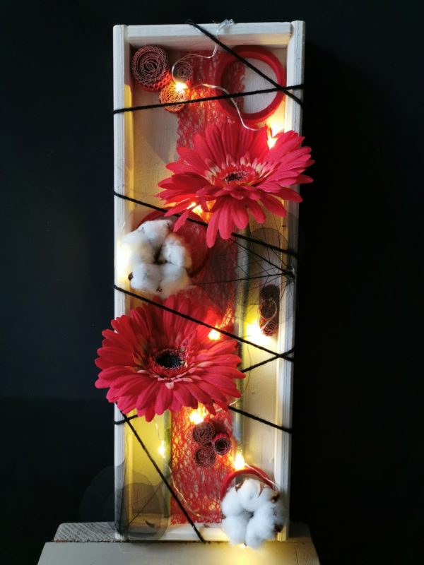 Tableau "solo" intemporel vertical tons rouge/gris et sa guirlande lumineuse