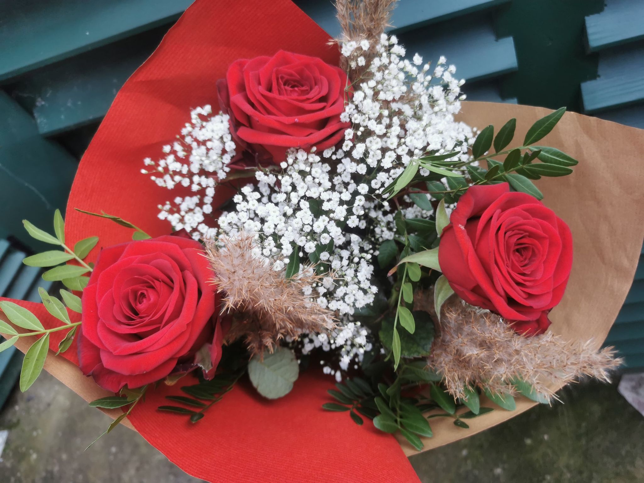 Formule 1 Bouquet tige Roses Rouge , mini pampa et gypsophile. - Lilice  Artisan Fleuriste