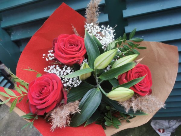 Formule 2 Bouquet tige Roses Rouge , lys blancs, mini pampa et gypsophile.