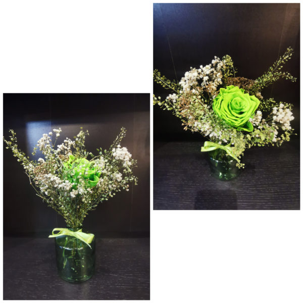 Bouquet de fleurs séchées + rose stabilisée , dans sa verrerie colorée .