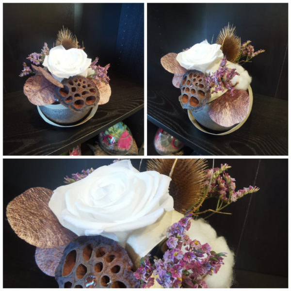 Composition rose stabilisée et fleurs séchée dans une poterie ronde très tendance