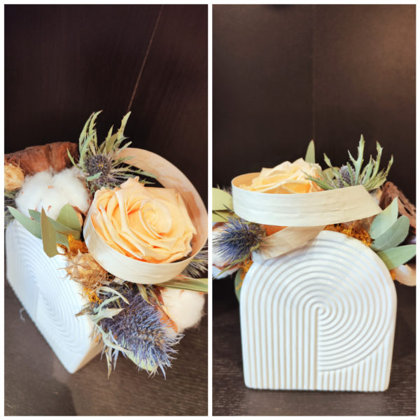 Composition rose stabilisée et fleurs séchées dans une poterie tendance