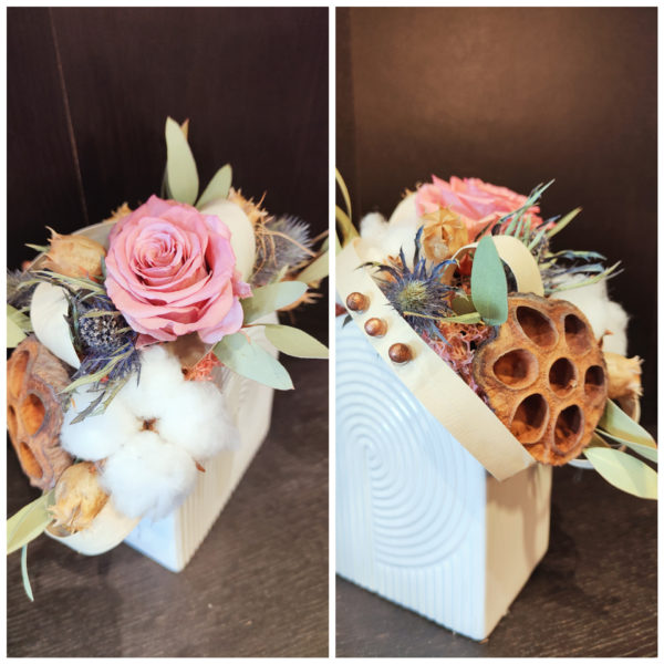 Composition rose stabilisée et fleurs séchées dans une poterie tendance