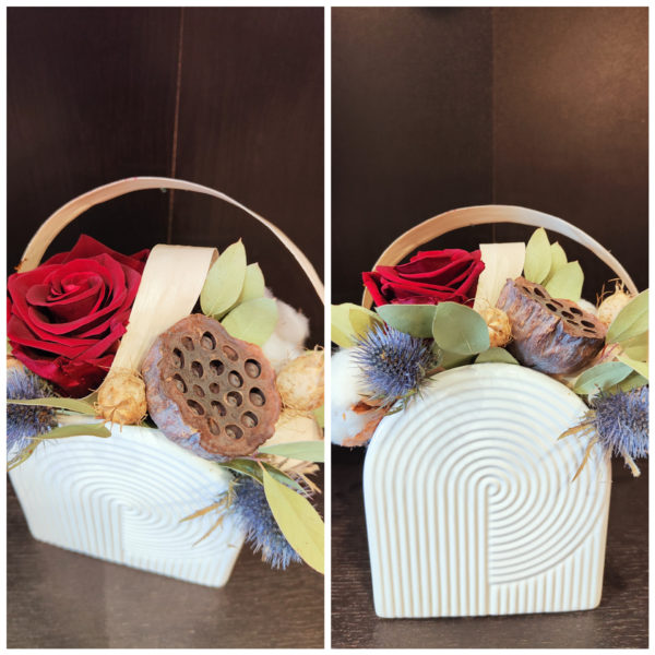 Composition rose stabilisée et fleurs séchées dans une poterie tendance