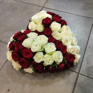 Coeur plein Roses rouge et roses blanche