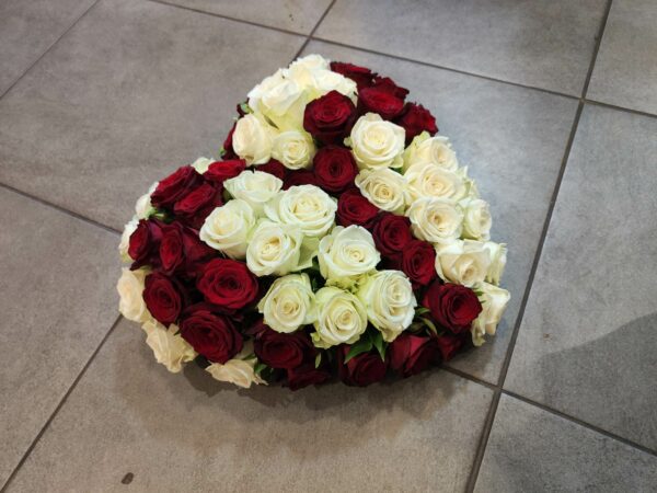 Coeur plein Roses rouge et roses blanche
